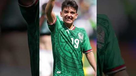 El Mundial 2026 también está dejando momentos virales fuera de la cancha. En redes sociales, el trend de "Don Memo" se ha convertido en uno de los favoritos de los aficionados, gracias a la relación entre el portero Guillermo Ochoa, de 40 años, y la joven promesa Gilberto Mora, de apenas 17.
#donmemo
#seleccionmexicanadefutbol
#mundial2026