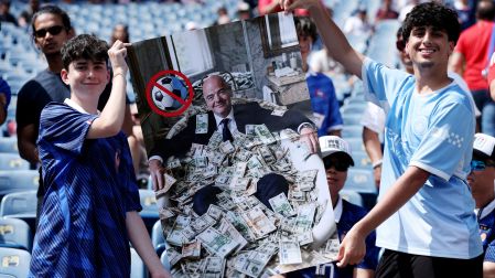 Gianni Infantino ies mostrado en una torre de billetes