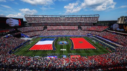 Las banderas de Francia y Marruecos sobre el césped del Boston Stadium.