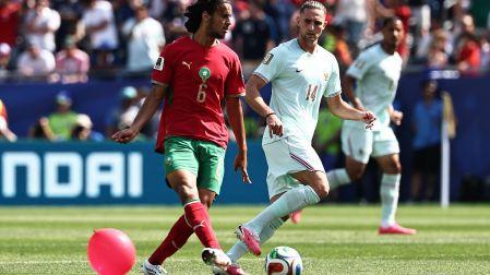 Ayyoub Bouaddi toca el balón en el medio campo.