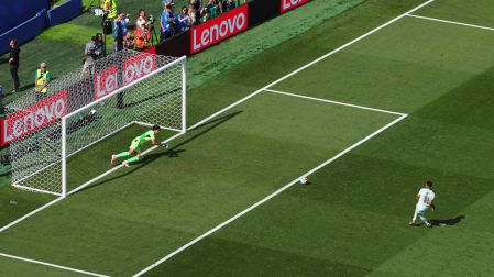 Yassine Bounou ataja el penal de Mbappé.