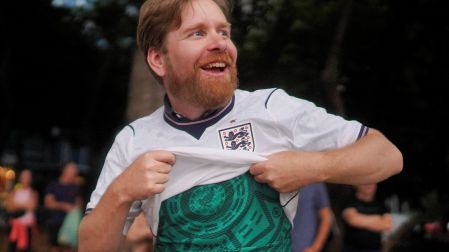 Los aficionados ingleses y mexicanos convivieron previo al partido.