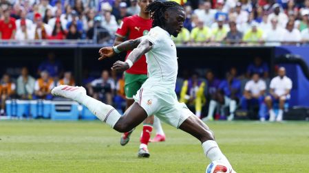 Manu Kone es el comandante del medio campo.
