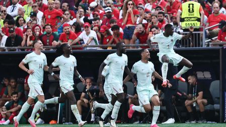 Ousmane Dembele puso el 2-0 para Francia.