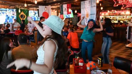 CIUDAD DE MÉXICO, 14JUNIO2026.- Aficionados se reúnen en restaurantes y bares de la Ciudad de México para seguir el partido entre Países Bajos y Japón, que terminó en empate 2-2, en medio de un ambiente festivo por la Copa del Mundo 2026. FOTO: ESTRELLA JOSENTO/CUARTOSCURO.COM
