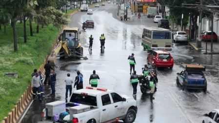 Personal de la Secretaría de Gestión Integral del Agua (Segiagua) trabaja con maquinaria pesada para controlar ambas fugas