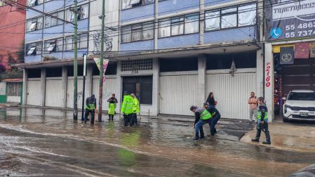 Personal de la Secretaría de Gestión Integral del Agua (Segiagua) trabaja con maquinaria pesada para controlar ambas fugas