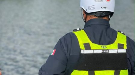 Elementos de rescate a la orilla de un cuerpo de agua ubicado en Querétaro