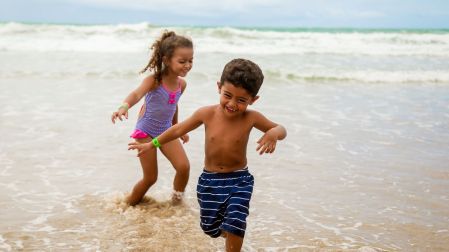 ¿Qué color de traje de baño es recomendable para niños por seguridad?