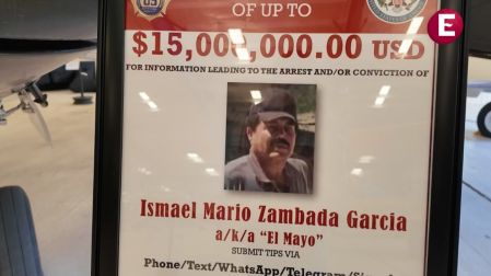 Cartel de recompensa del gobierno de Estados Unidos ofreciendo 15 millones de dólares por Ismael El Mayo Zambada exhibido en el museo.