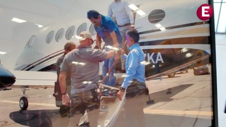 Fotografía exhibida en el museo que muestra el momento exacto en que Ismael El Mayo Zambada baja del avión Beechcraft custodiado por agentes estadounidenses.