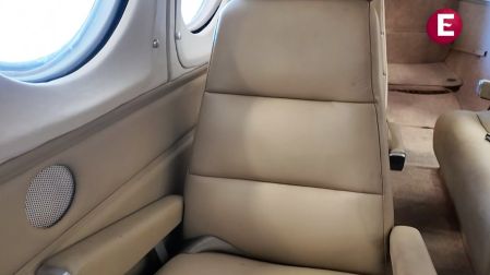 Asiento de cuero color beige en el interior del avión Beechcraft, lugar que ocupó El Mayo Zambada durante su último vuelo.
