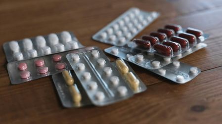 Hierba de San Juan: qué medicamentos no deberías mezclar con este suplemento