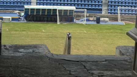 La mala condición del pasto del Estadio Ciudad de los Deportes es evidente