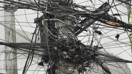 CIUDAD DE MÉXICO, 13MARZO2026.- Continúan marañas de cables en calles de la ciudad; en la calle Río Ebro, en la alcaldía Cuauhtémoc, se observa gran cantidad de cableado en desuso que permanece en postes y fachadas. Instalaciones que generan contaminación visual y representan un posible riesgo por caídas o incendios, pese a que existen acuerdos recientes para su retiro y el soterramiento progresivo del cableado. FOTO: CAMILA AYALA BENABIB / CUARTOSCURO.COM