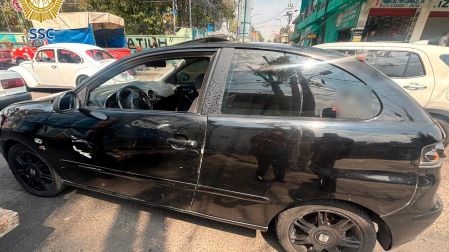 Al verificar que no contaban con la documentación que acreditara la legal propiedad del taxi, los policías detuvieron a los hombres de 54, 49 y 24 años de edad