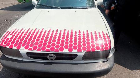 Al verificar que no contaban con la documentación que acreditara la legal propiedad del taxi, los policías detuvieron a los hombres de 54, 49 y 24 años de edad