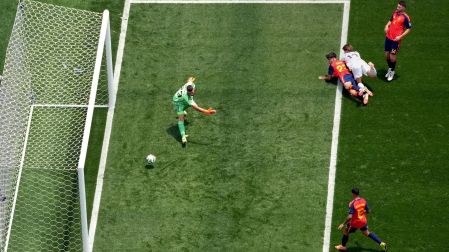 Charles De Ketelaere le marcó el primer gol a Unai SImón en el Mundial.