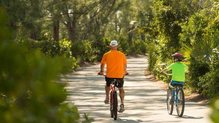 Puedes recorrer Castaway Cay en bicicleta.
