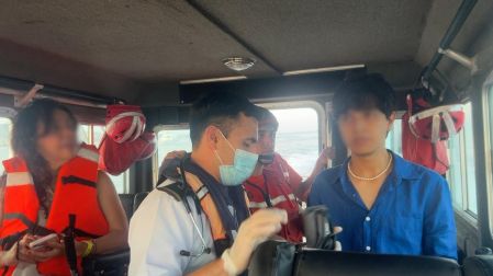 La Semar evacuó a un turista enfermo en Cabos San Lucas, BCS, tras sufrir convulsiones; fue trasladado a un hospital para atención médica especializada.