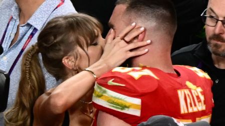 Taylor Swift y Travis Kelce reaparecen tras su boda secreta luciendo anillos oficiales