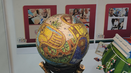 El Metro exhibe 42 balones decorados con técnicas artesanales en Pino Suárez como parte del Mundial Social 2026