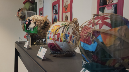 El Metro exhibe 42 balones decorados con técnicas artesanales en Pino Suárez como parte del Mundial Social 2026
