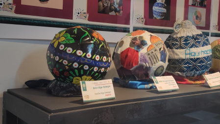 El Metro exhibe 42 balones decorados con técnicas artesanales en Pino Suárez como parte del Mundial Social 2026