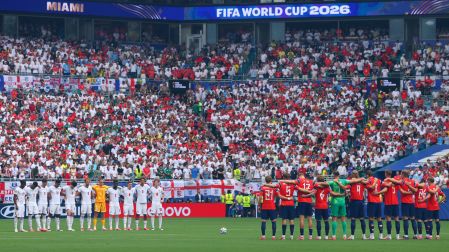 Jugadores de Noruega e Inglaterra en el minuto de silencio por Jayden Adams