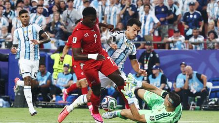 Embolo estuvo cerca de crear peligro en el área de Argentina