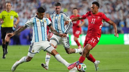 Dan Ndoye trató de meter un centró pero la zaga argentina estuvo atenta