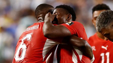 El delantero de Suiza, Embolo, llorando tras su expulsión