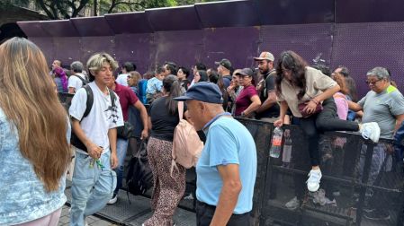 Miles de aficionados mexicanos se congregaron desde temprano y formaron largas filas para ingresar al Fan Fest