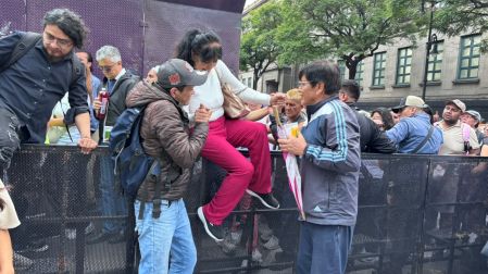 Miles de aficionados mexicanos se congregaron desde temprano y formaron largas filas para ingresar al Fan Fest