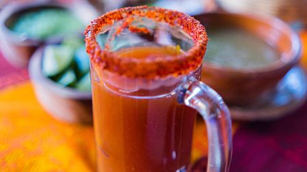 Michelada en un tarro escarchado.