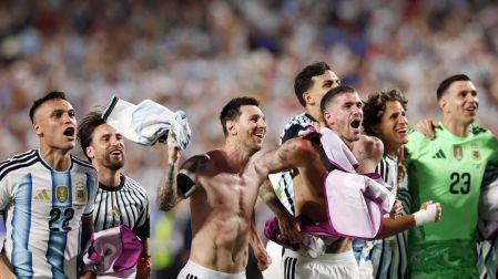 Messi y los jugadores de Argentina celebrando el pase de Argentina