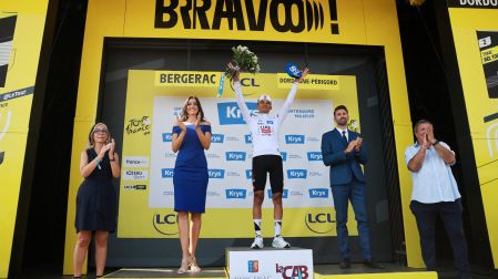 Isaac del Toro posa con el maillot blanco al término de la novena etapa del Tour de Francia 2026. El mexicano se mantiene como líder de los jóvenes y ocupa el tercer lugar de la clasificación general.