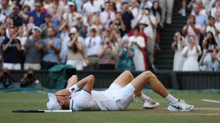 Jannik Sinner se desploma sobre el césped del All England Club, donde ha sido el monarca de Wimbledon los últimos dos años.