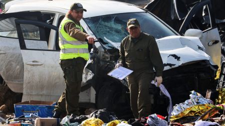 Carabineros junto a un vehículo que atropelló a varias personas en un mercado callejero de Viña del Mar