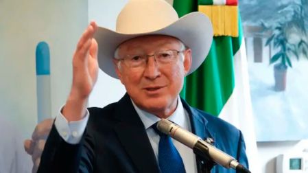 El exembajador Ken Salazar