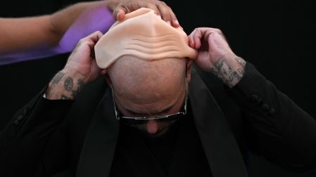Pitbull también se colocó una calva postiza