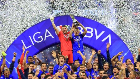El Cata Domínguez levantando el título con Cruz Azul