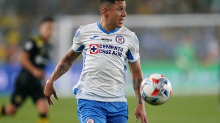 El Cata Domínguez en un partido con Cruz Azul