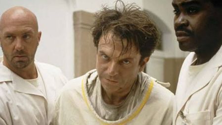 En En la boca del miedo, Sam Neill interpreta a un investigador que termina atrapado en una historia donde la realidad y la ficción comienzan a confundirse.