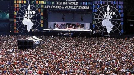 La presentación de Queen en Live Aid, encabezada por Freddie Mercury, es considerada una de las actuaciones en vivo más recordadas de la historia.