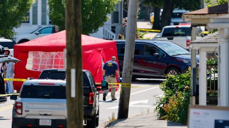 Agente del FBI llegando a la carpa roja de evidencia tras el tiroteo de ICE en Biddeford, Maine.