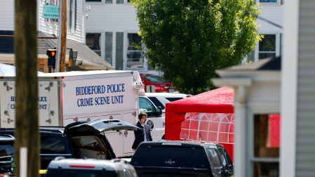 Vehículo de la Unidad de la Escena del Crimen de la Policía de Biddeford procesando el lugar del tiroteo de ICE.