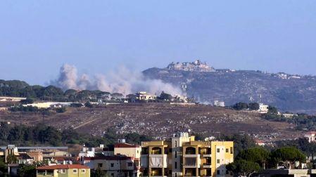 Humo que se eleva tras una explosión controlada por Israel en la localidad de Kfar Tibnit