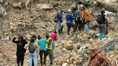 Familiares de personas desaparecidas y equipos de rescate en La Guaira