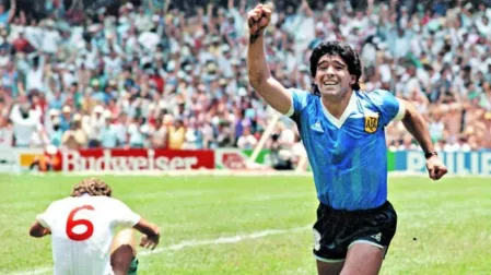 Diego Maradona corre con el puño arriba mientras Terry Butcher queda desolado en el suelo.